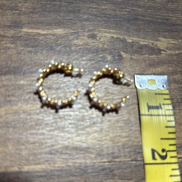 Elegant 14K Gold Plated Pearl Floral Hoop Earrings - Picture 10 of 16